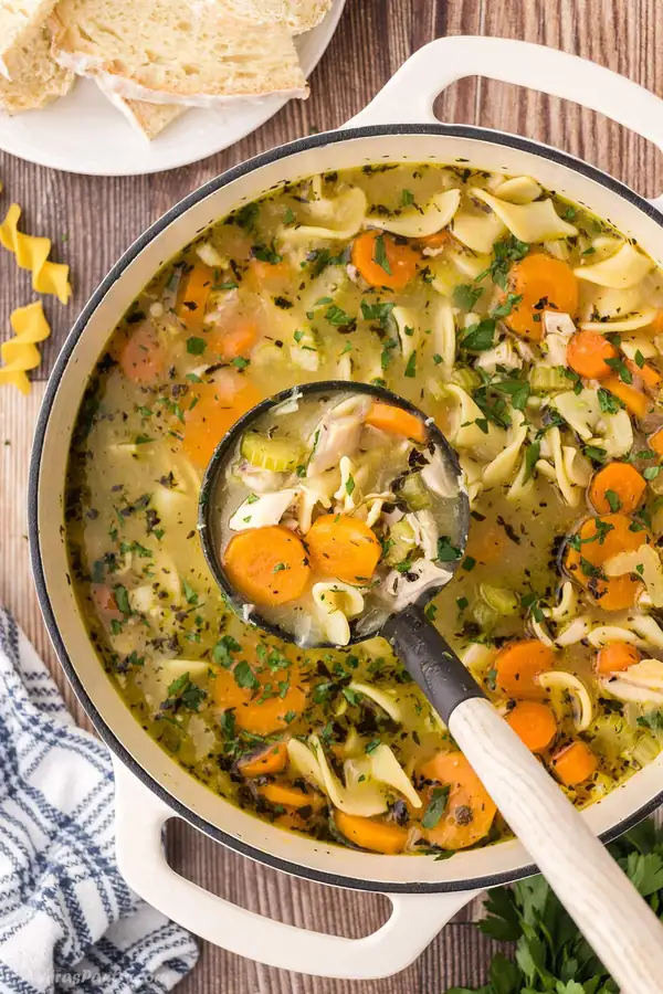 Sopa de fideos con pollo fácil (con pollo asado)