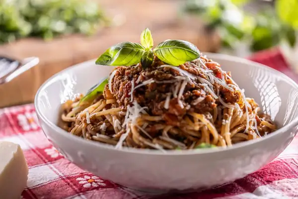 Los espaguetis a la boloñesa quedan más ricos y sabrosos si se añade un trozo de cocina a la salsa