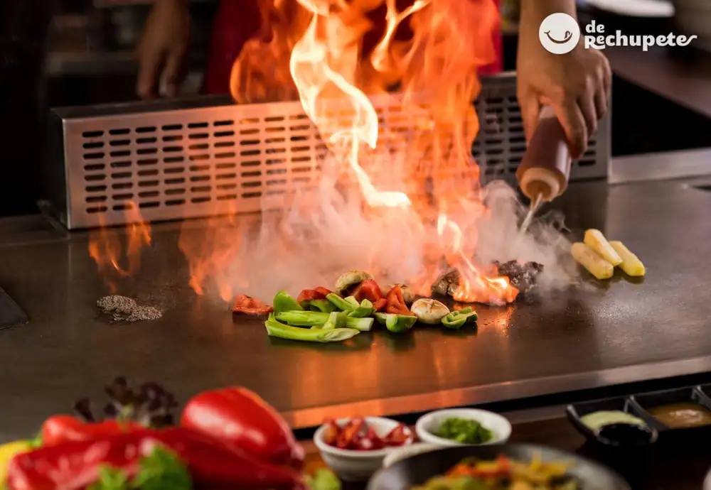Flambéing and flambéing. Differences and what they are. Cooking techniques