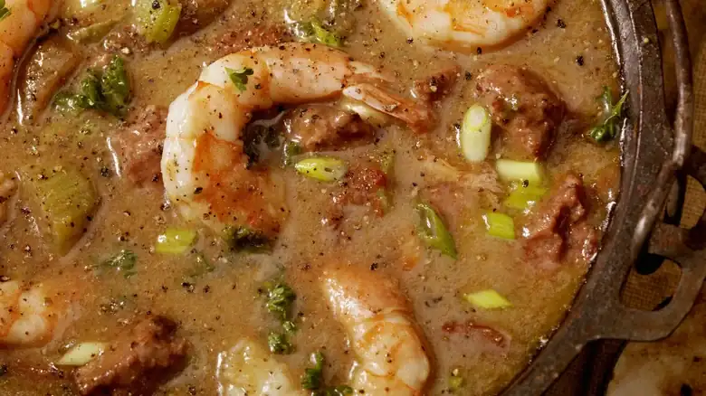 Cómo realzar el sabor del caldo de mariscos casero