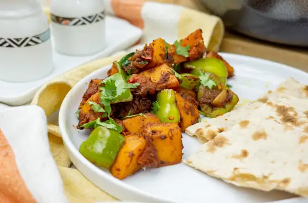 Aloo Simla Mirch (salteado de pimiento morrón y patata)