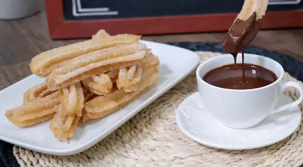 How to make churros with chocolate without a churro maker (VIDEO)
