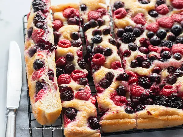 Schiacciata de bayas silvestres sencilla y auténtica