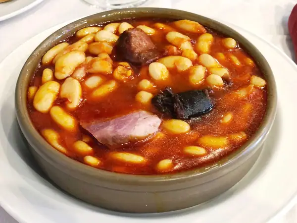 Fabada asturiana (Alubias blancas con jamón, azafrán y salchichas)