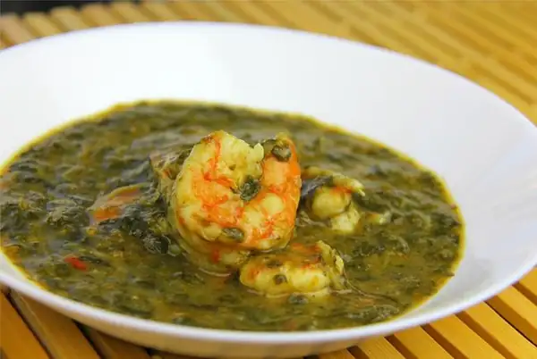Callaloo de camarones de Trinidad con espinacas
