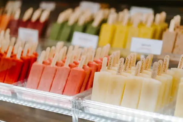 Paletas heladas de Oreo que se pueden preparar en 10 minutos sin máquina de helados: cremosas y fáciles