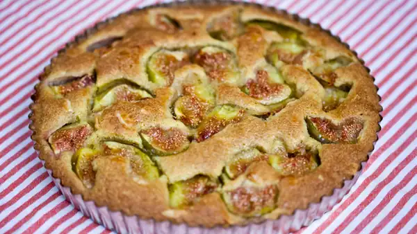 Soft fig cake: a simple and delicious recipe