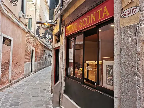 Corte Sconta in Venice, review: the history and dynamism of an evocative sign