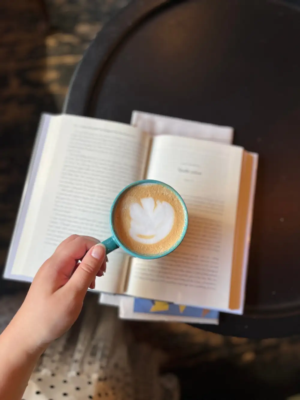 Ven temprano a este café de Harvard Square para disfrutar de deliciosos lattes y burritos de desayuno