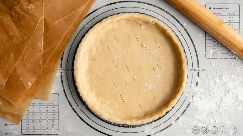 La prueba rápida del pellizco para comprobar si tu masa de tarta necesita más agua