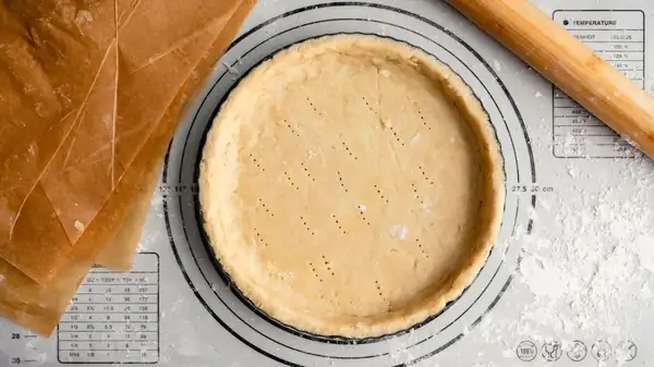 La prueba rápida del pellizco para comprobar si tu masa de tarta necesita más agua