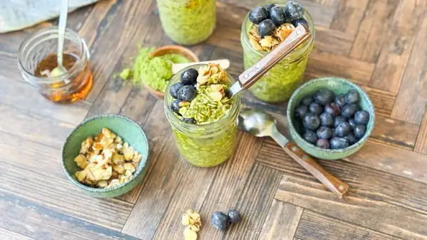 Receta de avena nocturna con matcha y almendras