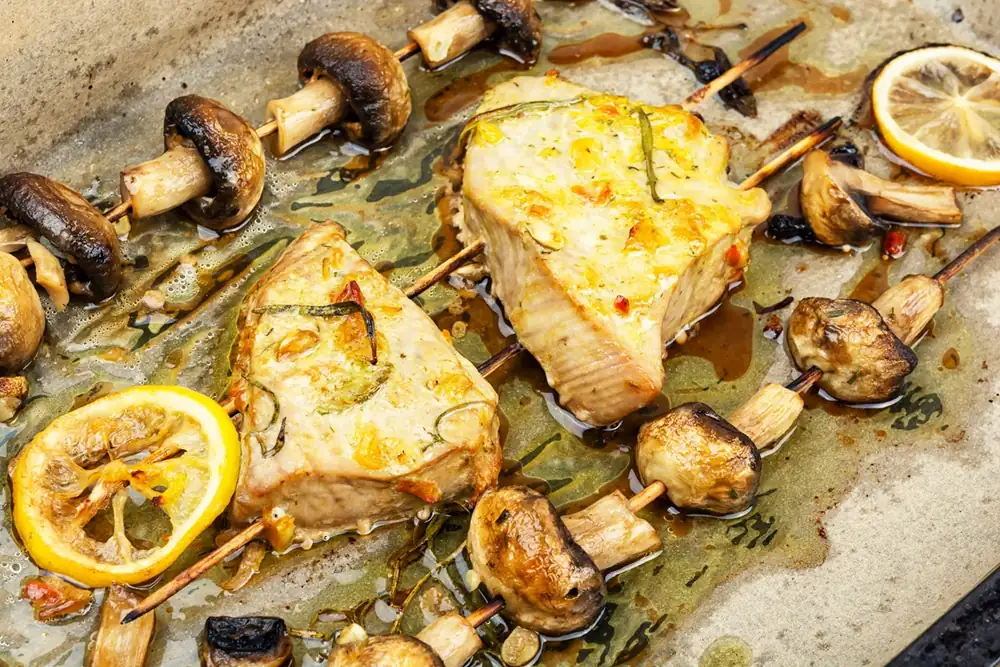 Tuna and mushroom skewers, juicy and healthy