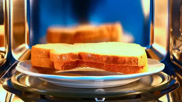 Por qué calentar el pan en el microondas casi siempre resulta contraproducente