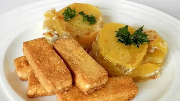 Tofu ahumado frito y patatas gratinadas