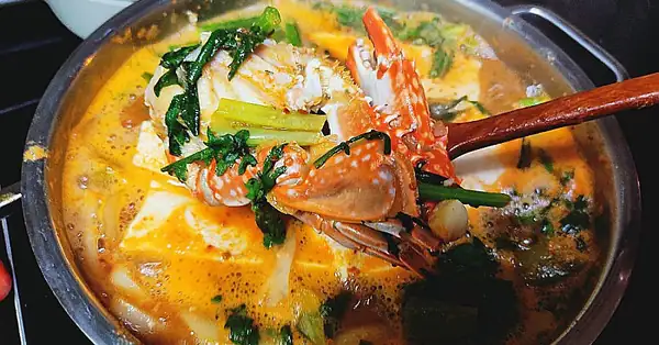 Blue crab stew, making autumn seasonal soup, sesame seed dishes