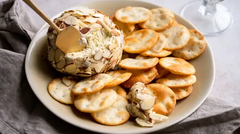 Receta clásica de bola de queso cheddar