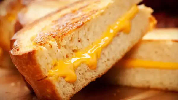 Haz que el sándwich de queso a la parrilla se derrita más rápido sin subir el fuego ni esperar