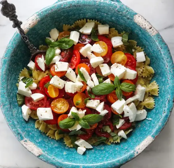Ensalada de pasta Caprese