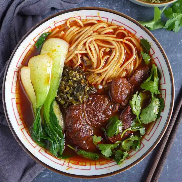 Taiwanese Beef Noodle Soup (红烧牛肉面)
