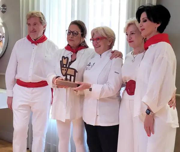 Roser Torras and the emotional award from the Idoate family
