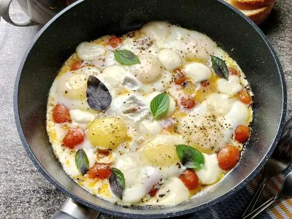 Scrambled eggs with mozzarella