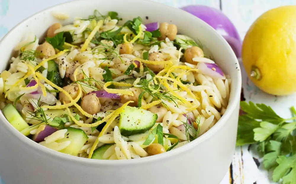 Ensalada de garbanzos y orzo con hierbas