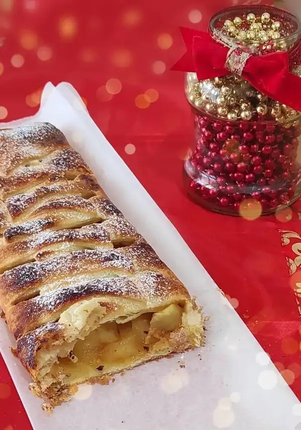 Puff pastry strudel with caramelized apples