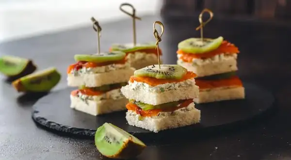 Sándwiches de salmón y kiwi