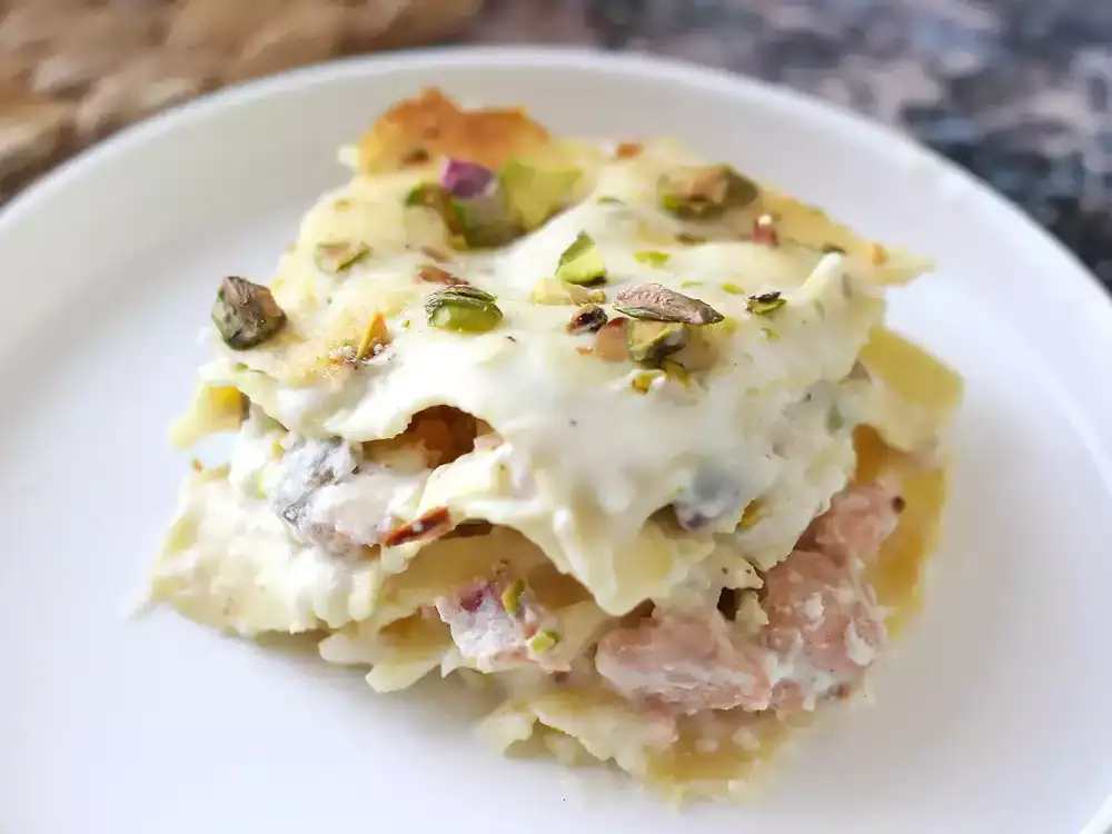 Salmon lasagna with burrata and pistachios: easy, elegant and very creamy