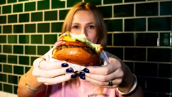 El mercado checo de comida rápida se expande. Nuevas cadenas de hamburguesas entran al mercado