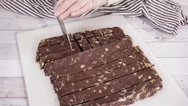 Quick no-bake chocolate fudge with macadamia nuts