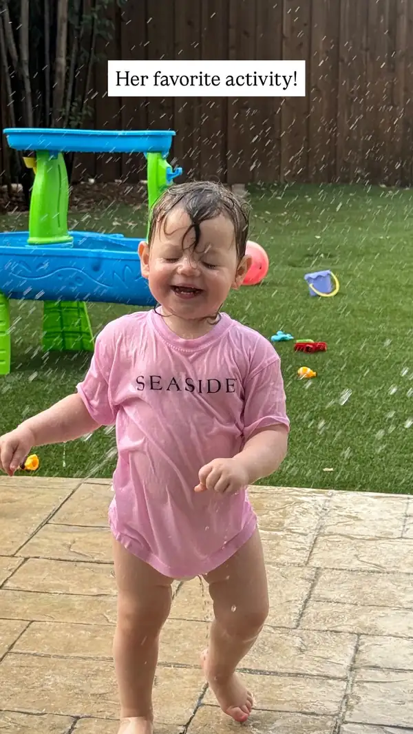 Alex Drummond comparte adorables fotos de su hija haciendo su “actividad favorita”