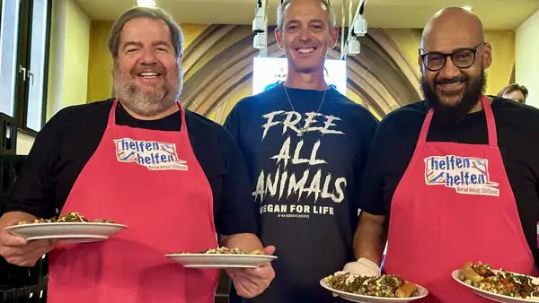 Moses Pelham invites 500 needy people to a meal at the Römer in Frankfurt