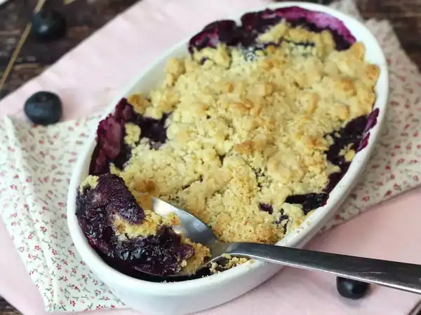 Blueberry and almond crumble: golden on top, juicy on the inside