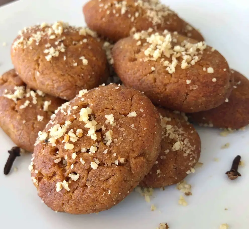 Melomakarona cubiertas de chocolate (galletas navideñas griegas de miel con chocolate)
