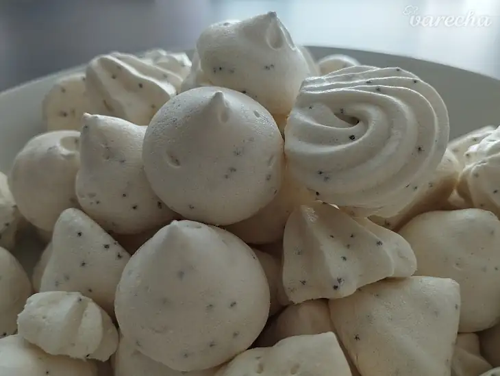 Snow meringues with poppy seeds (photo recipe)