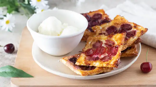 Craving something sweet? The ingenious trick to make cherry upside-down puff pastries in 5 minutes!