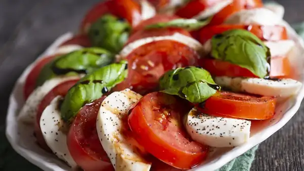 What Separates A Side Salad From A Regular Portion Is In The Small Details
