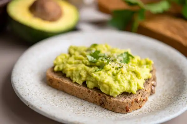 La tostada de aguacate tendrá mejor sabor si le agregas un ingrediente común antes de comer