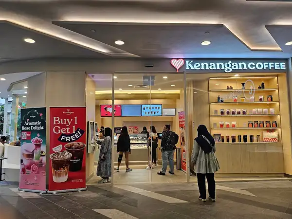 La famosa cafetería Kenangan Coffee abre sus puertas en el centro comercial Tampines Mall