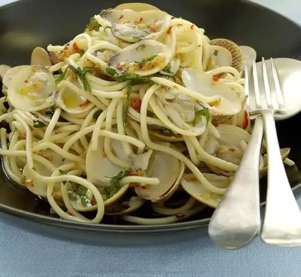 Spaghetti Vongole (Spaghetti with Clams)
