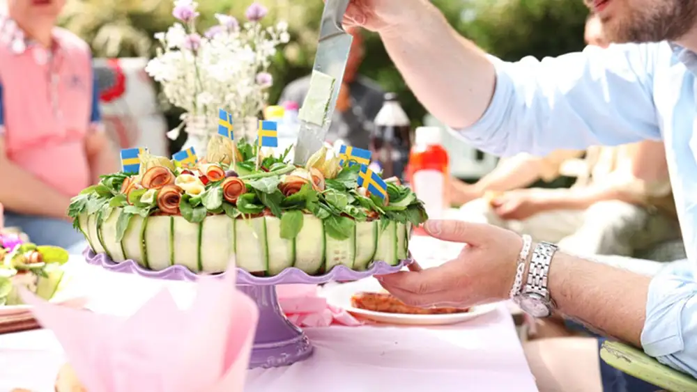 Sandwich cake with ham and cheese
