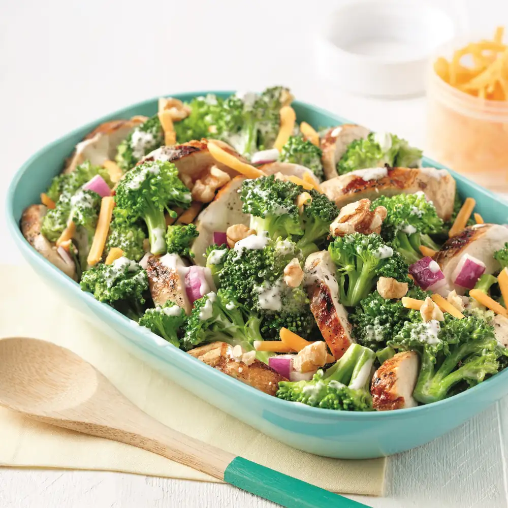 Ensalada de brócoli y pollo con aderezo ranch