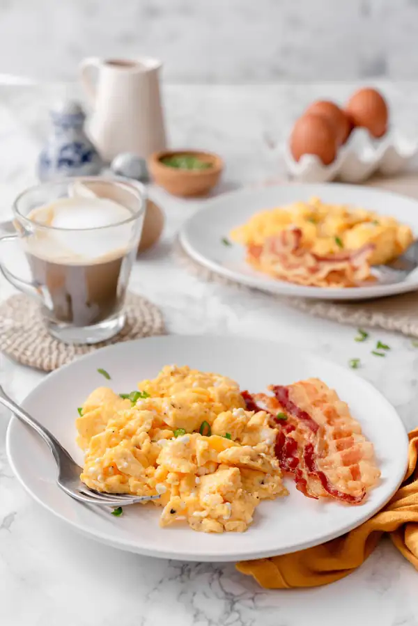 Huevos revueltos con requesón y tocino