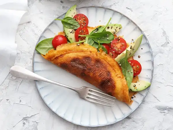Chili omelet with avocado, cherry tomatoes & spinach salad