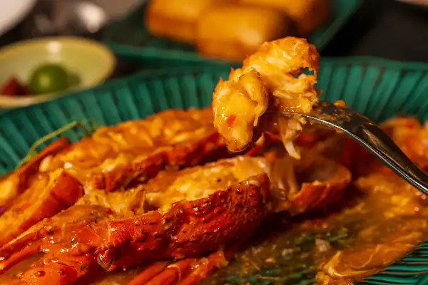 En The Straits, la langosta fresca acompaña la famosa salsa de chile de Singapur