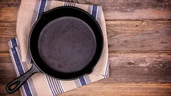 Why The Spatula You Use On Your Cast Iron Matters