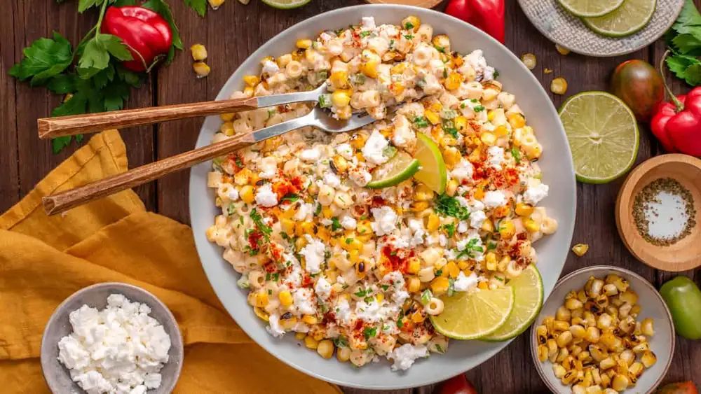 Advertencia: ¡Esta ensalada de pasta con elote estilo mexicano desaparece rápidamente!