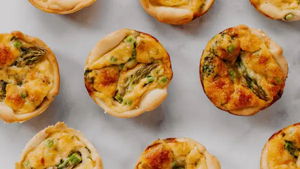 Easy mini quiches with peas and green asparagus